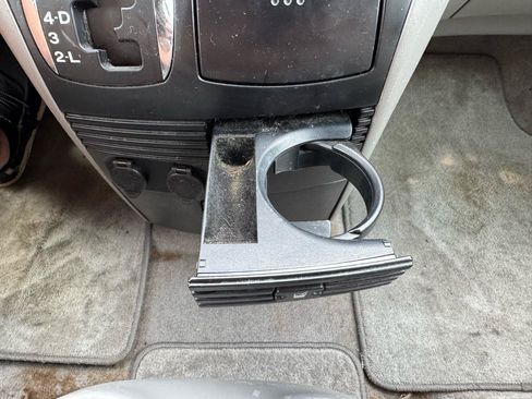 Used 2010 Toyota Sienna LE w/ Towing Prep Pkg FWD image 25