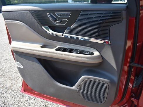 Used 2022 Lincoln Corsair AWD w/ Premium Package image 37