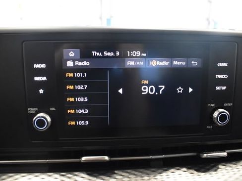 Used 2024 Kia Carnival LX FWD image 8