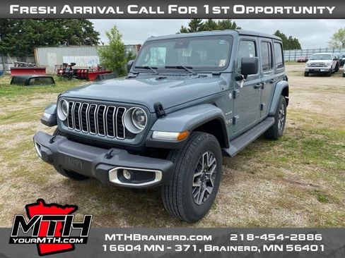 Used 2024 Jeep Wrangler Unlimited Sahara w/ Technology Group AWD/4WD image 3