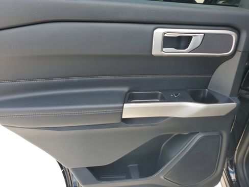 Used 2023 Ford Explorer XLT image 28