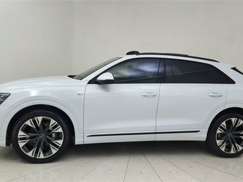 Used 2025 Audi Q8 Prestige w/ Prestige Package image 3