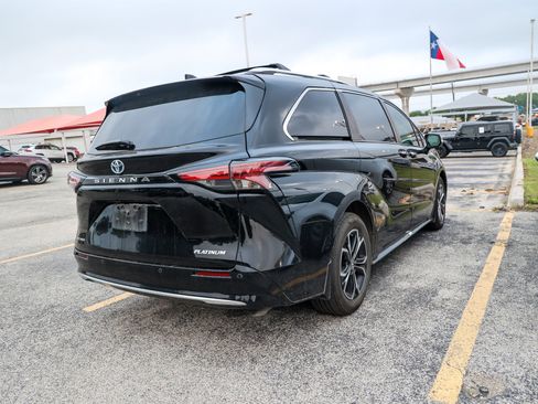 Used 2025 Toyota Sienna Platinum AWD/4WD image 8