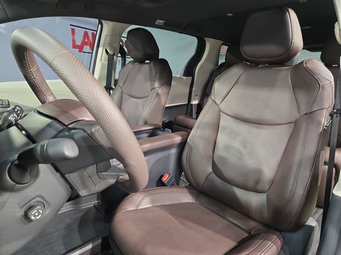 Used 2024 Toyota Sienna Platinum FWD image 24