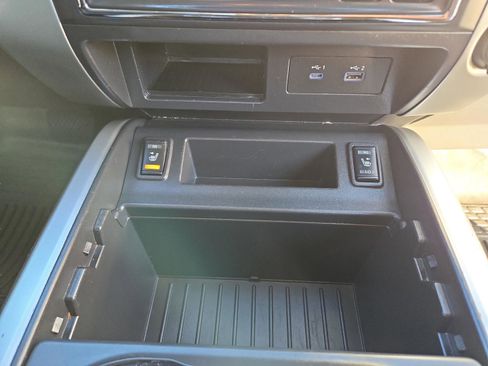 Used 2021 Nissan Titan SV w/ SV Convenience Package image 10