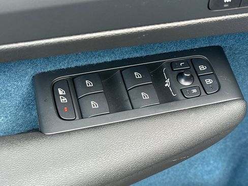 Used 2025 Volvo EX40 Ultra w/ Protection Package Premier image 16