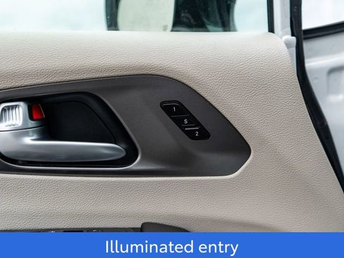 Used 2024 Chrysler Pacifica Select image 19