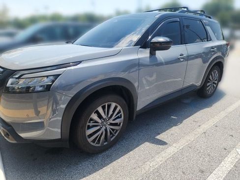 Used 2024 Nissan Pathfinder SL w/ SL Premium Package FWD image 2