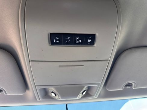 Used 2015 Chrysler Town & Country Touring FWD image 33