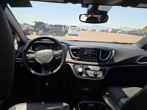 Used 2020 Chrysler Pacifica Touring-L Plus FWD image 13