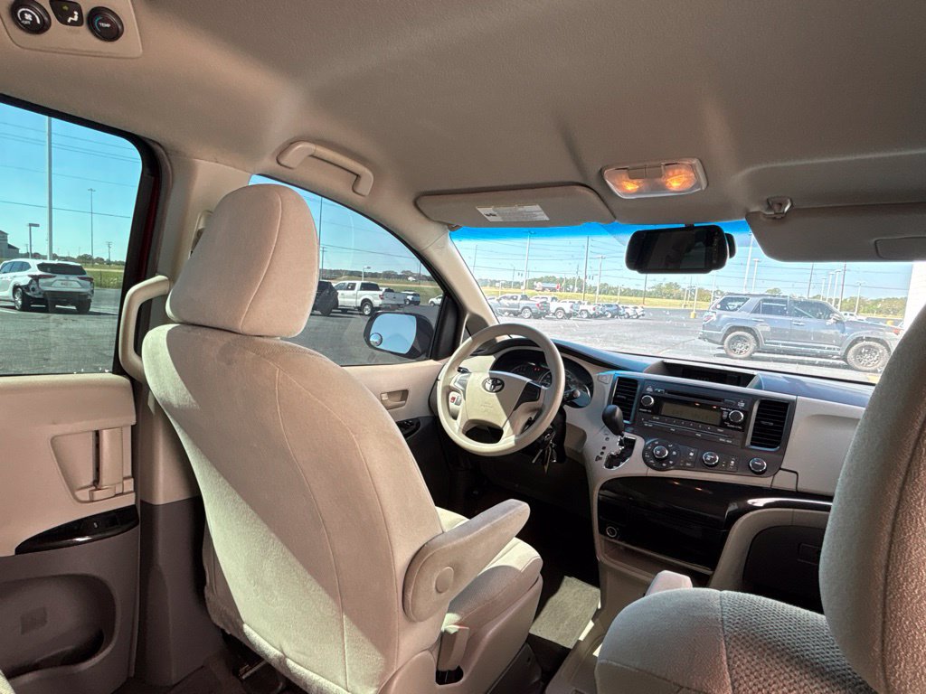 Used 2014 Toyota Sienna L FWD image 25