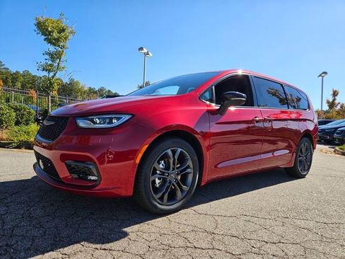 New 2026 Chrysler Pacifica Select image 3