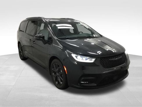 Used 2022 Chrysler Pacifica Limited w/ S Appearance Package FWD image 3
