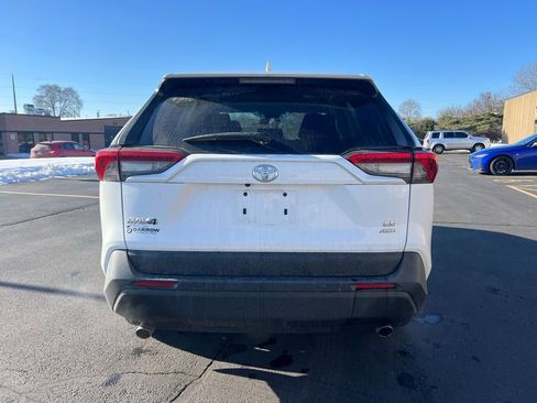 Used 2022 Toyota RAV4 LE image 4