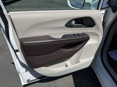 Used 2017 Chrysler Pacifica Touring-L w/ Tire & Wheel Group FWD image 19