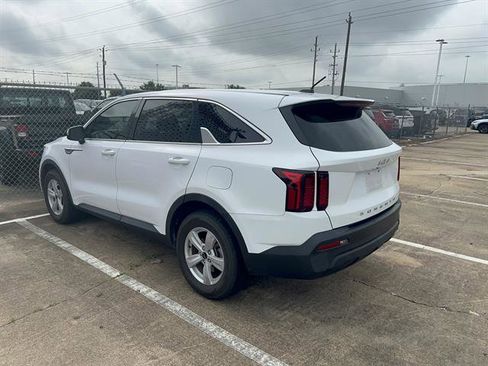 Used 2022 Kia Sorento LX FWD image 2