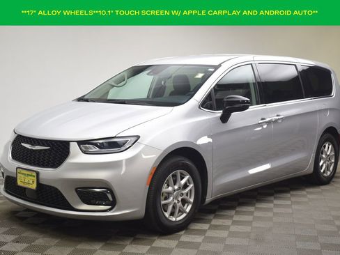 Used 2024 Chrysler Pacifica Touring-L image 3