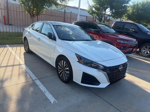 Certified 2025 Nissan Altima 2.5 SV FWD image 4