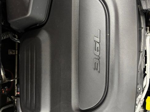 Used 2025 Chrysler Pacifica Limited FWD image 25
