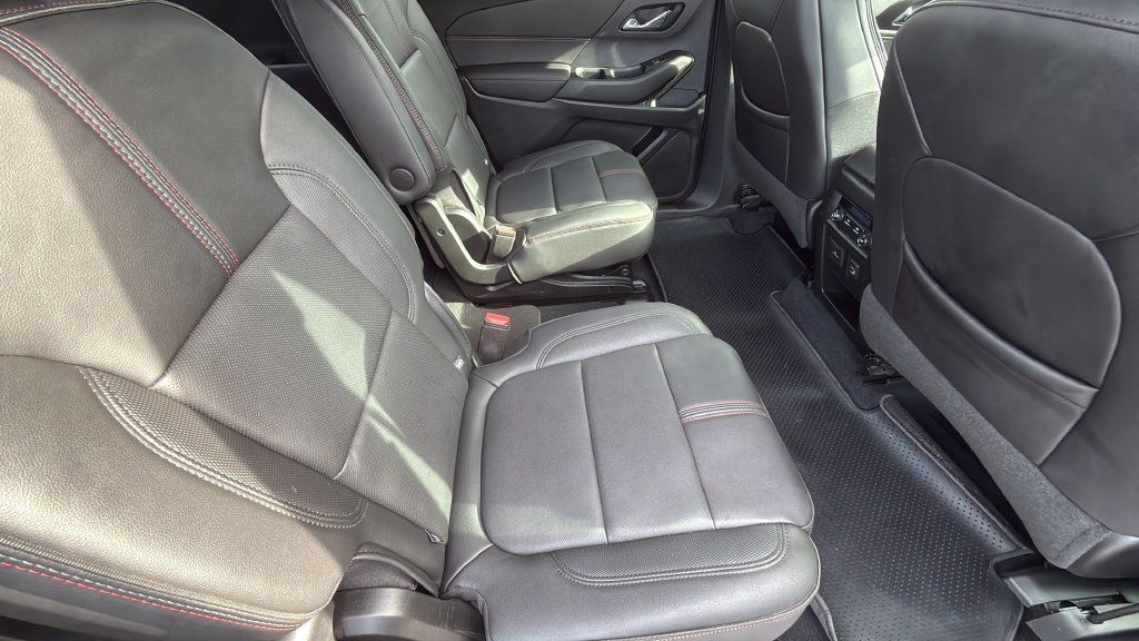 Used 2022 Chevrolet Traverse RS FWD image 16
