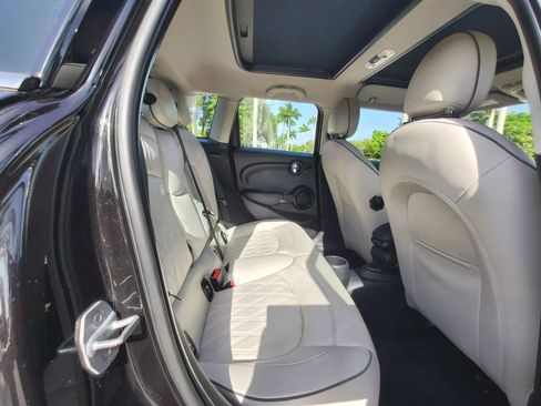 Used 2020 MINI Cooper 4-Door Hardtop w/ Signature Upholstery Package image 28