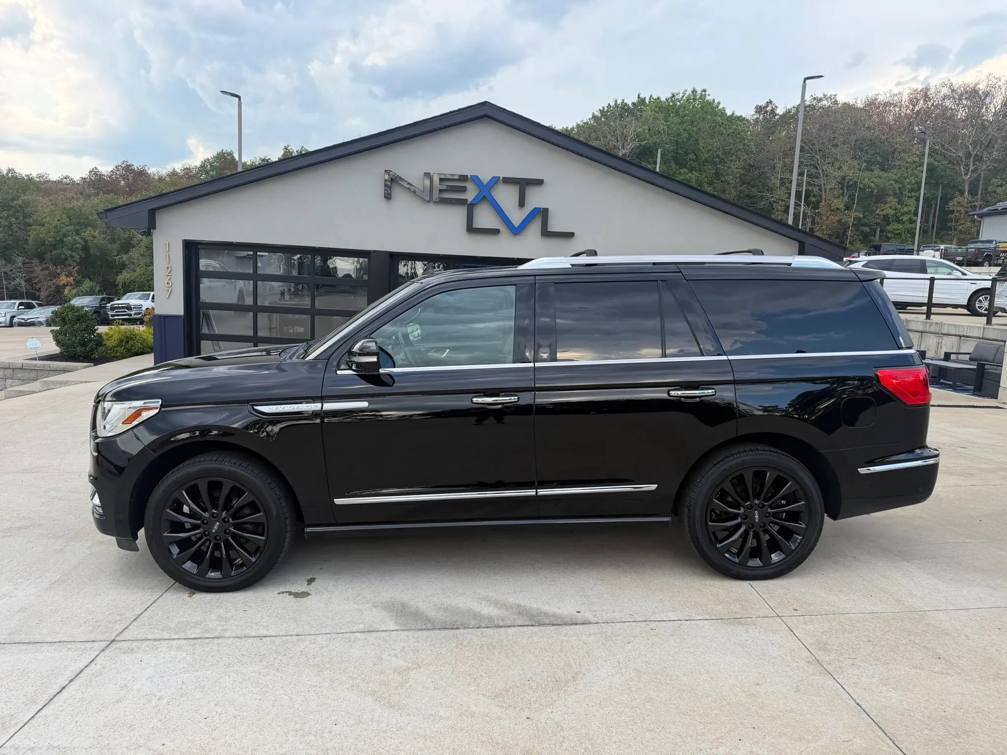 Used 2018 Lincoln Navigator Select w/ Technology Package AWD/4WD image 6