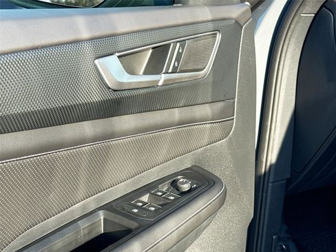 Used 2024 Volkswagen Atlas Cross Sport SEL image 15