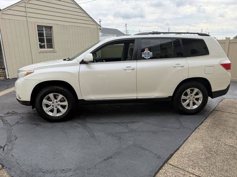 Used 2011 Toyota Highlander SE w/ Tow Pkg AWD/4WD image 12