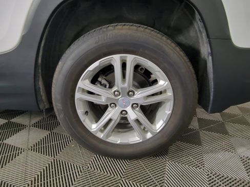 Used 2023 GMC Terrain SLE w/ Driver Convenience Package image 10