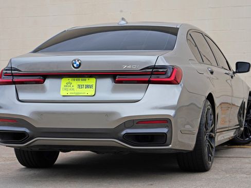 Used 2022 BMW 740i w/ M Sport Package RWD image 5