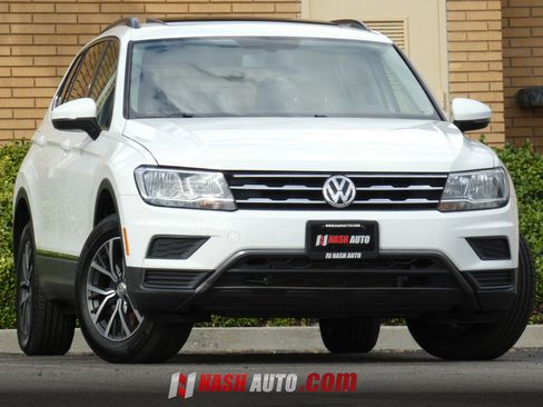 Used 2020 Volkswagen Tiguan SE w/ Panoramic Sunroof Package FWD image 3