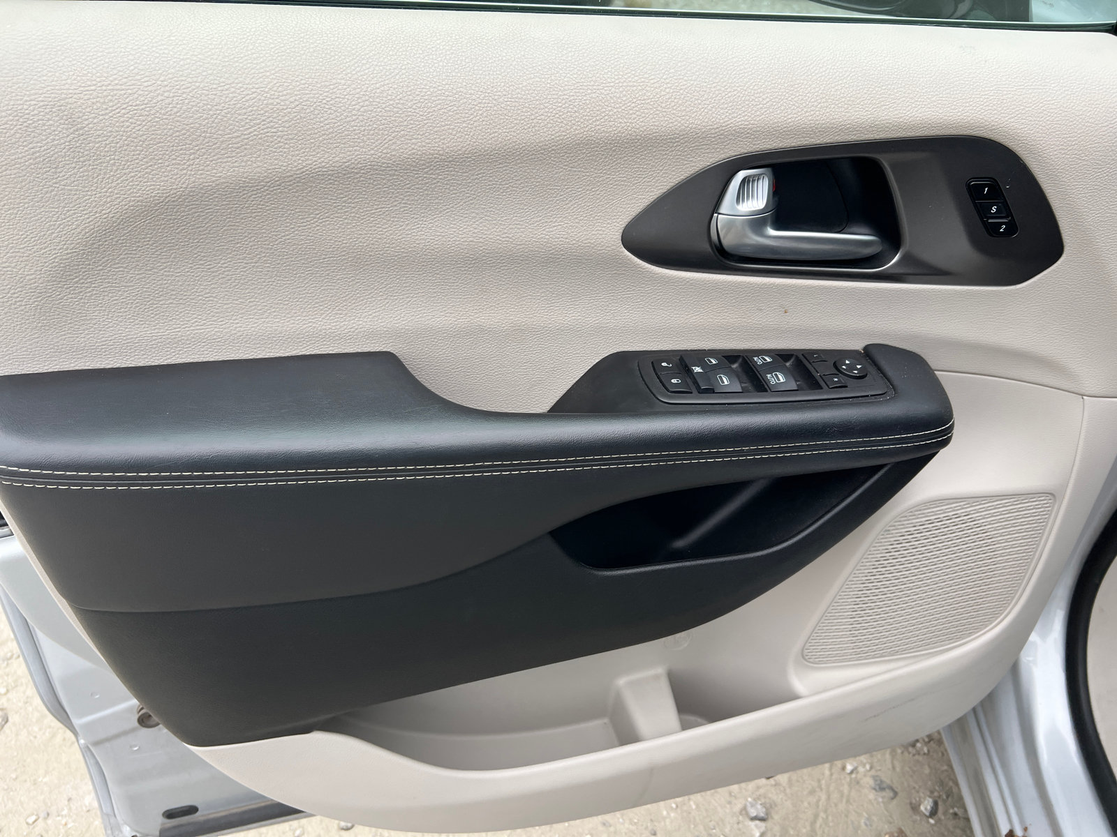 Used 2024 Chrysler Pacifica Touring-L FWD image 13