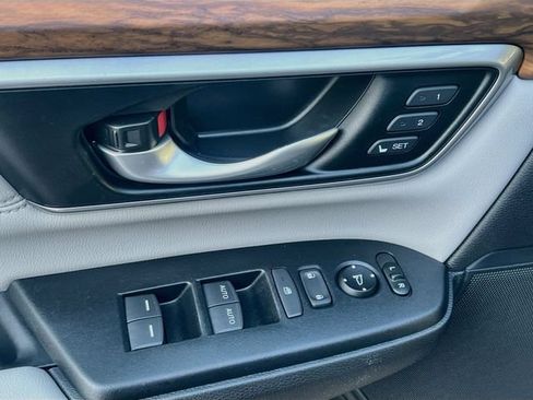 Used 2018 Honda CR-V Touring image 12