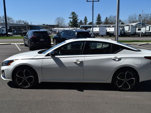 Used 2023 Nissan Altima 2.5 SR w/ SR Premium Package image 4