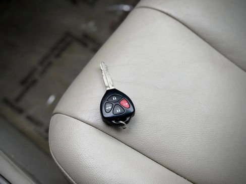 Used 2010 Toyota Camry FWD image 17