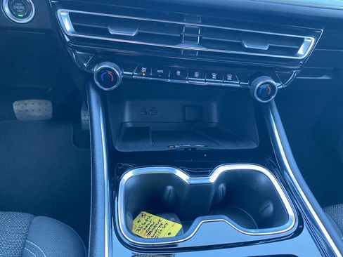 Used 2025 Chevrolet Traverse LT image 33