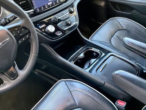 Used 2023 Chrysler Pacifica Limited w/ Uconnect Theater Family Group FWD image 17