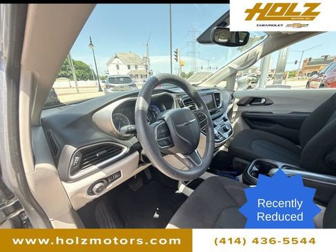 Used 2020 Chrysler Pacifica Touring FWD image 10