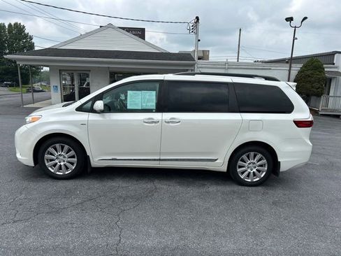 Used 2017 Toyota Sienna XLE Premium image 3
