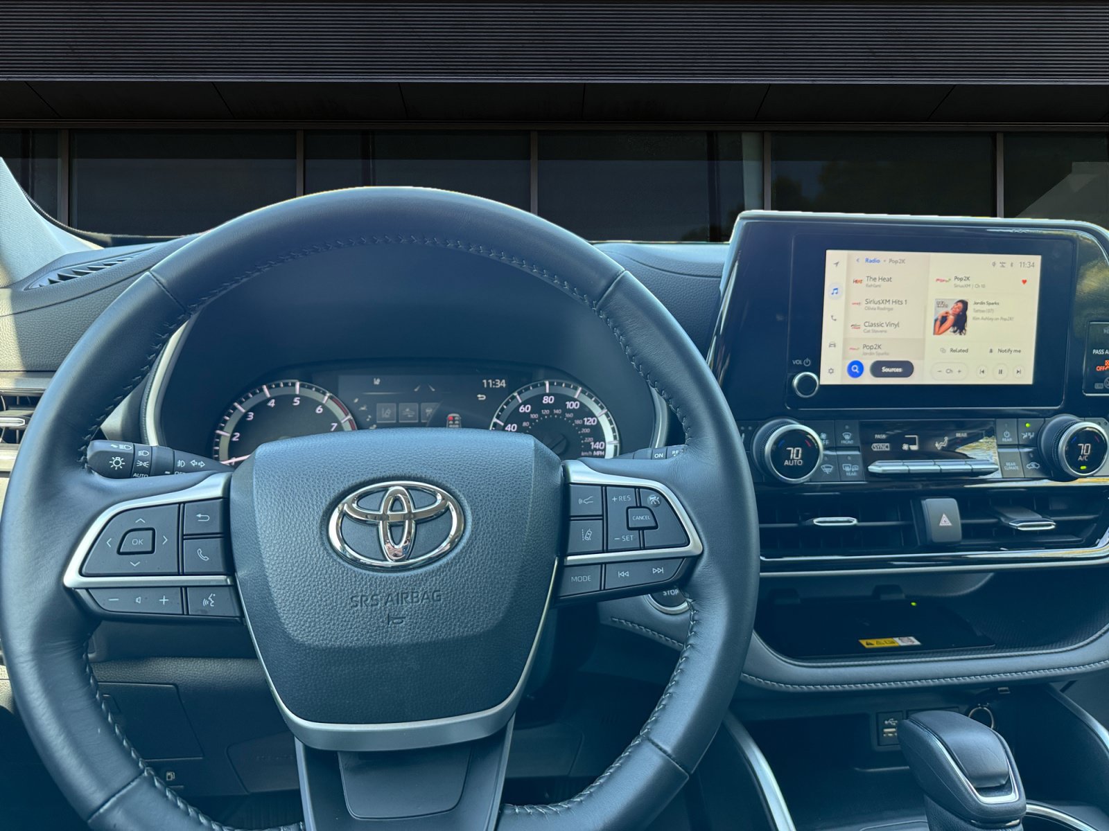 Used 2023 Toyota Highlander XLE AWD/4WD image 4