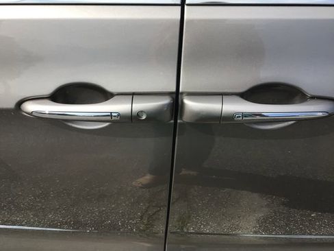 Used 2017 Chrysler Pacifica Touring-L FWD image 20