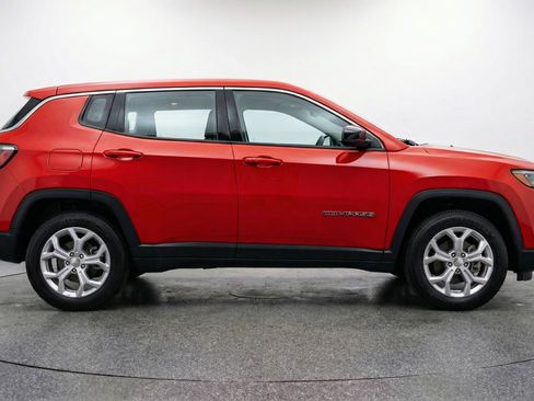 Used 2025 Jeep Compass Latitude image 11