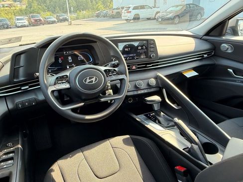 Used 2025 Hyundai Elantra SE FWD image 5