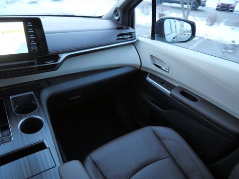 Certified 2023 Toyota Sienna Platinum image 12