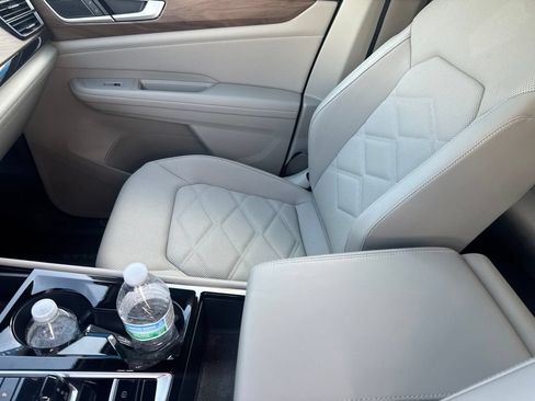 Used 2024 Volkswagen Atlas SE FWD image 17