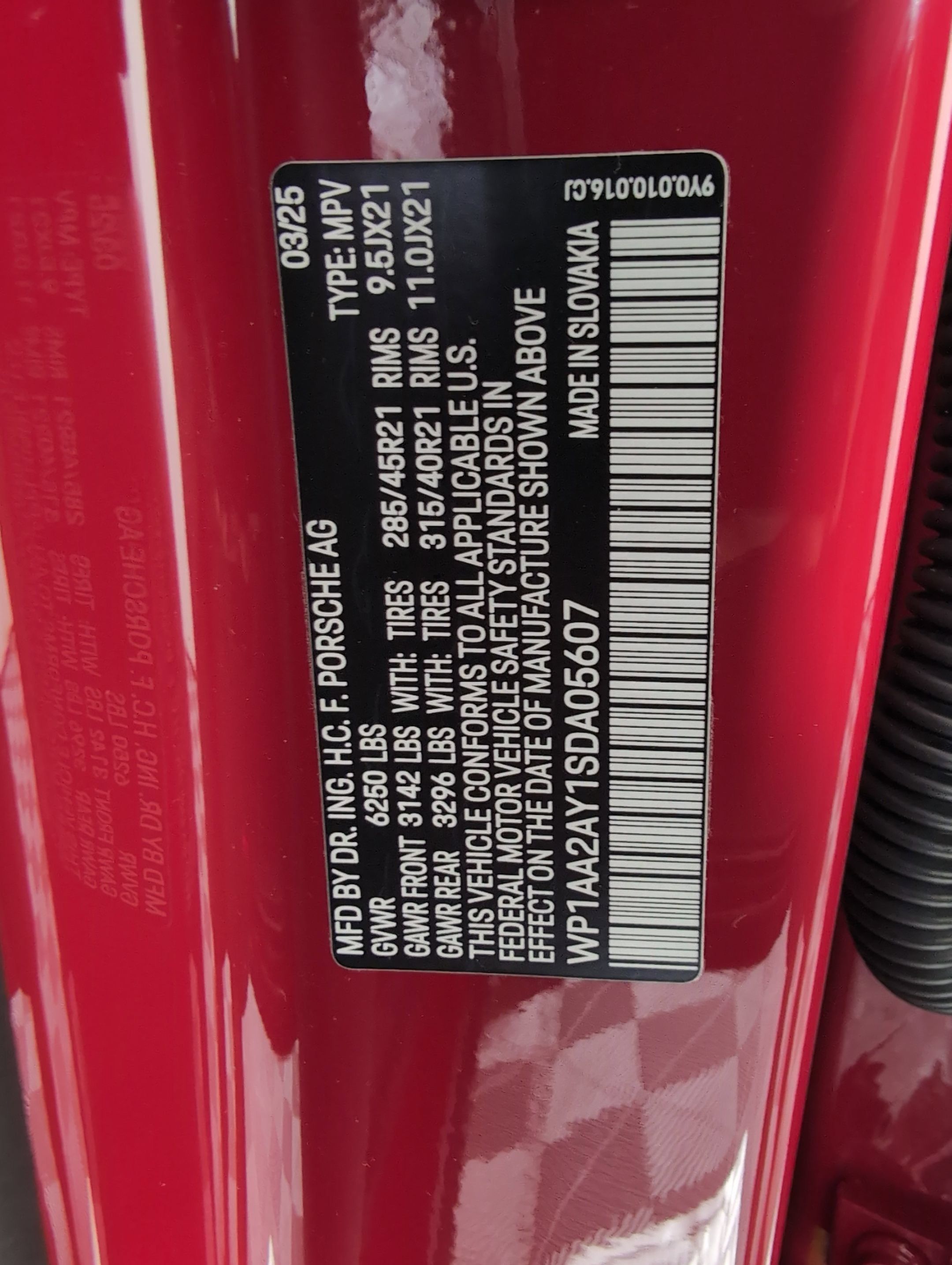 Certified 2025 Porsche Cayenne AWD/4WD image 32