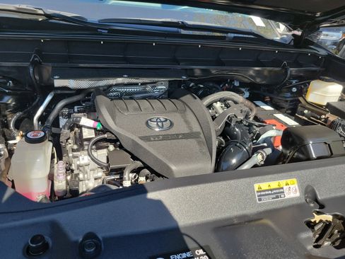 Used 2023 Toyota Highlander XLE FWD image 28