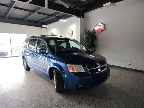Used 2010 Dodge Grand Caravan SXT w/ Entertainment Group 2 FWD image 3