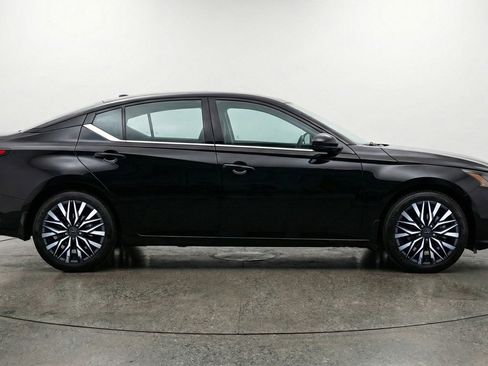 Used 2025 Nissan Altima 2.5 SV image 11