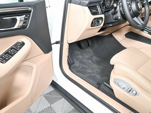 Certified 2025 Porsche Macan image 7